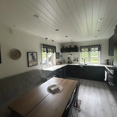 Feriehus Charming Riverside With Sauna - Near River And Great Outdoors *